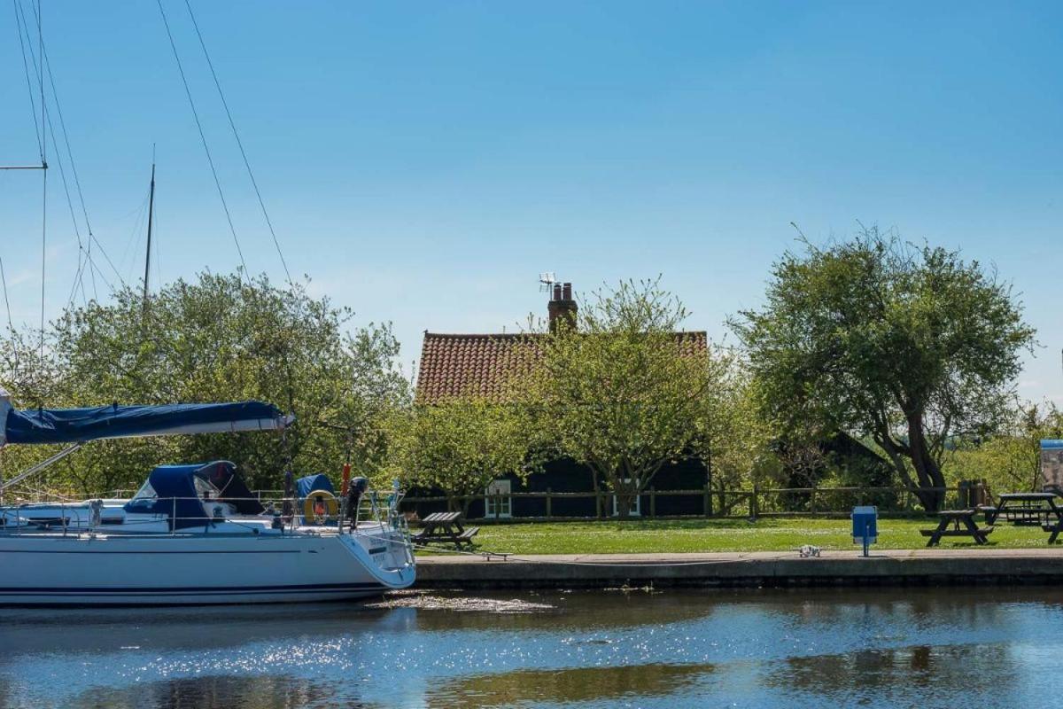 Navigation Cottage On The Historic Sea Lock Overlooking The Nature Reserve Maldon Exterior photo