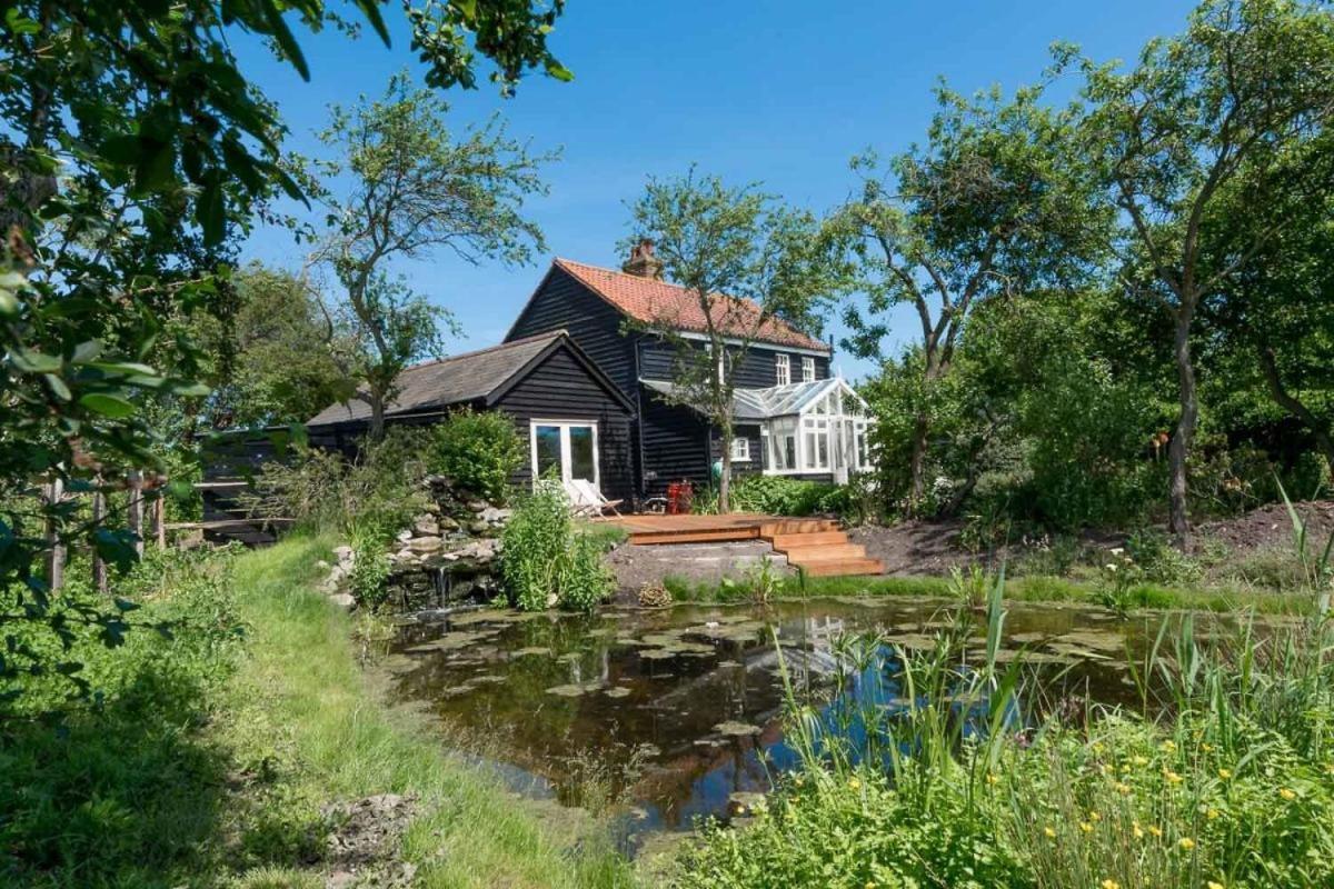 Navigation Cottage On The Historic Sea Lock Overlooking The Nature Reserve Maldon Exterior photo
