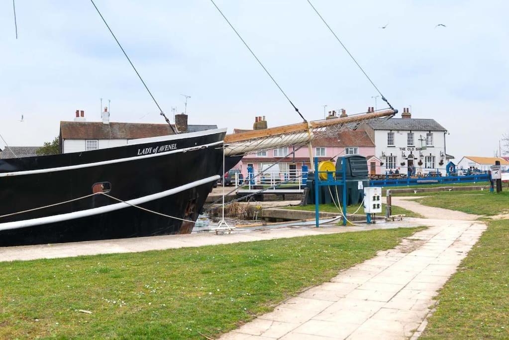 Navigation Cottage On The Historic Sea Lock Overlooking The Nature Reserve Maldon Exterior photo